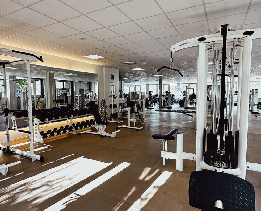 Trainingsfläche mit Kraftgeräten